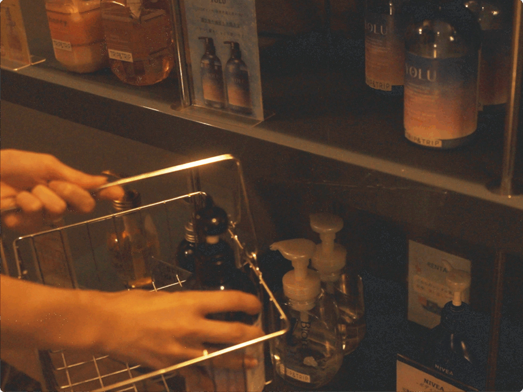 シャンプーバーからシャンプーを取っている画像